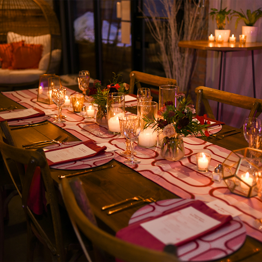 Pink-and-Red-Table-Runner-and-Chargers